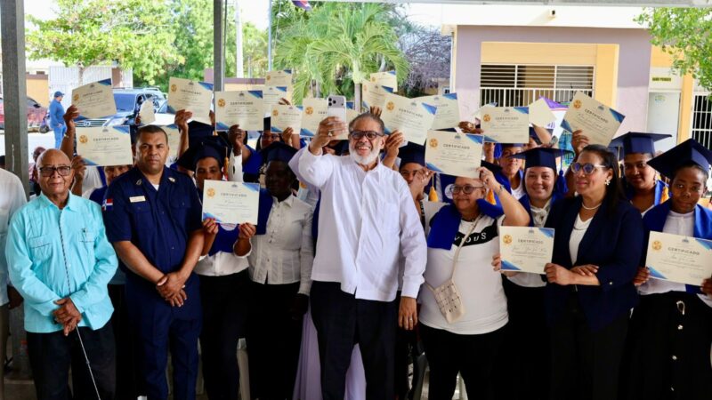 Desarrollo de la Comunidad capacita a 47 mujeres en emprendimiento y artesanía en Barahona