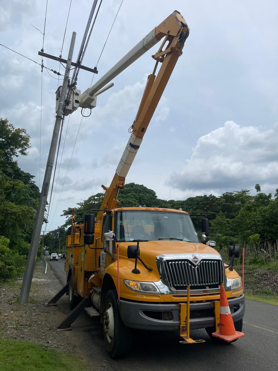 Edeeste fortalece el servicio eléctrico en Sierra Prieta y Yamasá con división estratégica de recloser