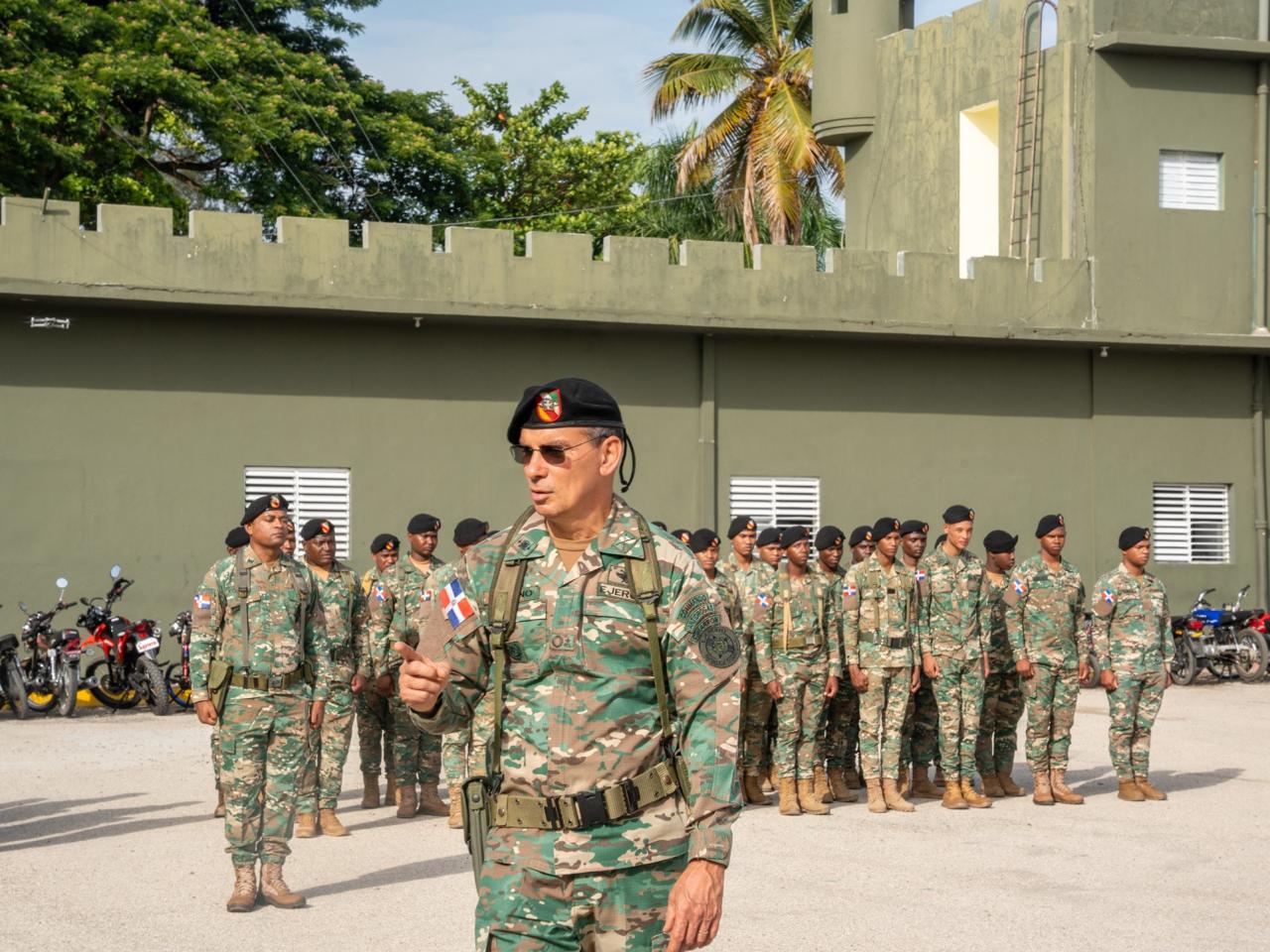 Comandante del Ejército recorre puestos fronterizos en Elías Piña e Independencia 