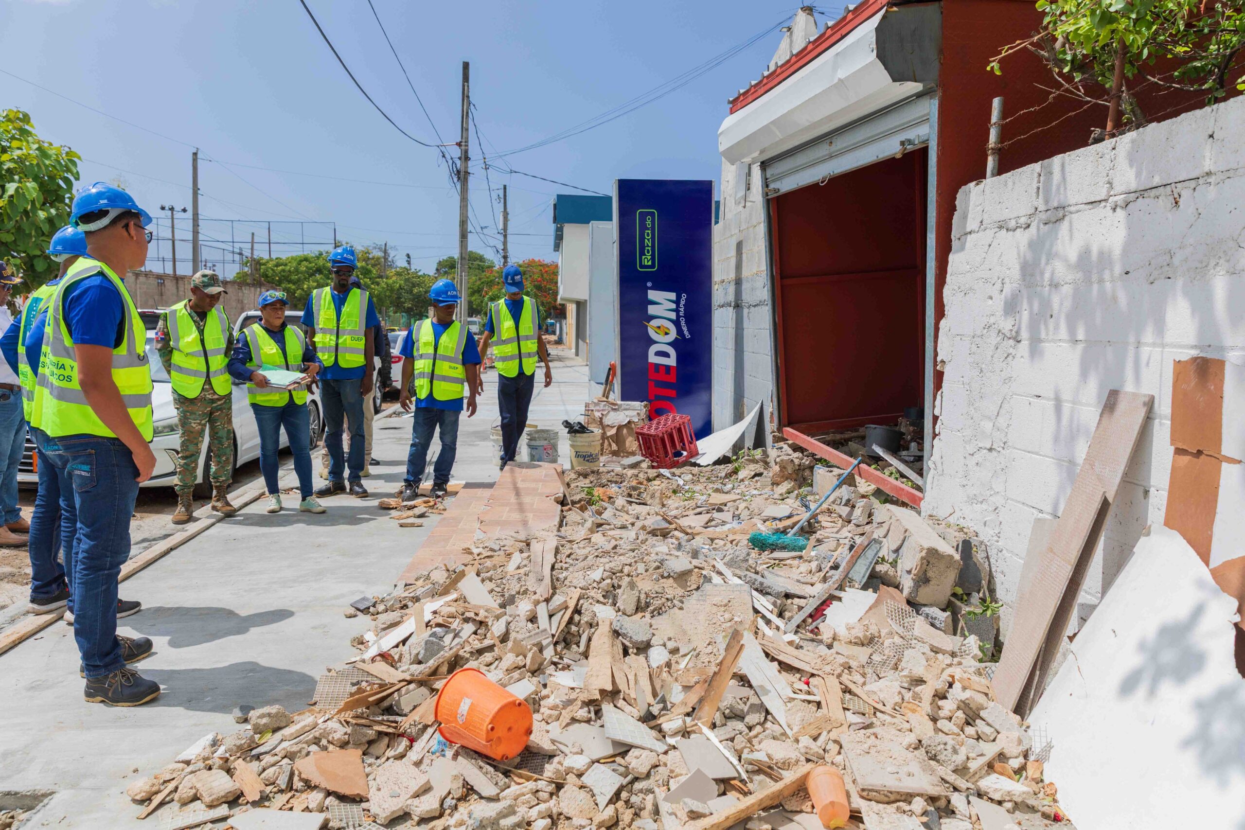Alcaldía del DN demuele dos bancas de apuestas que operaban irregularmente en aceras