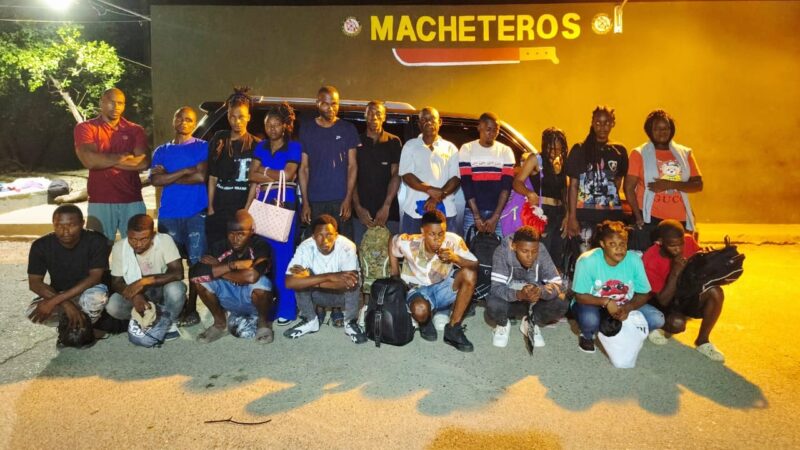 Ejército persigue a presunto traficante de indocumentados y detiene a 20 haitianos en condición migratoria irregular en Santiago Rodríguez