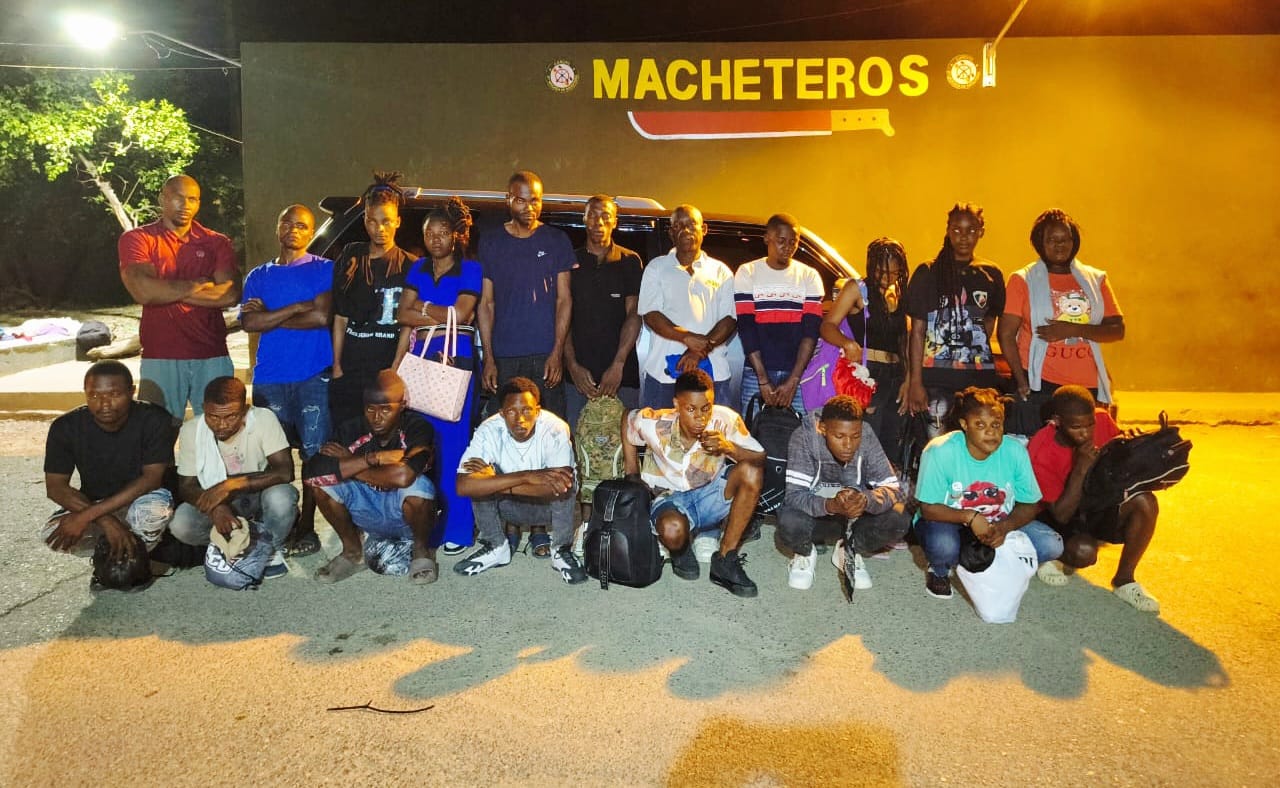 Ejército persigue a presunto traficante de indocumentados y detiene a 20 haitianos en condición migratoria irregular en Santiago Rodríguez