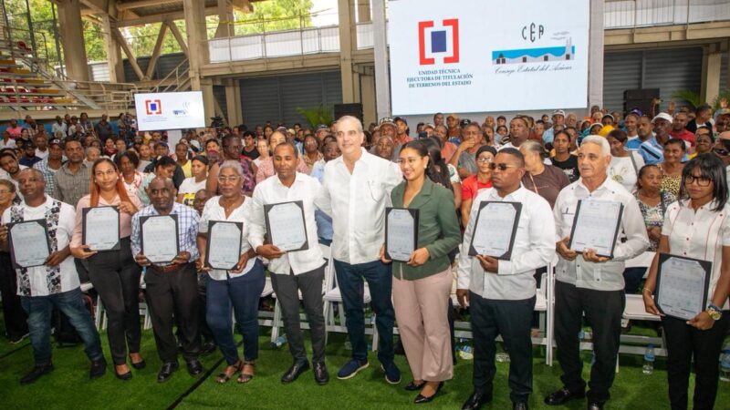 Presidente Abinader entrega 1,099 títulos de propiedad que benefician a más de 4,000 personas de Villa Linda, Palmarejo y Pantoja; garantiza seguridad jurídica y un ahorro de RD$87 millones