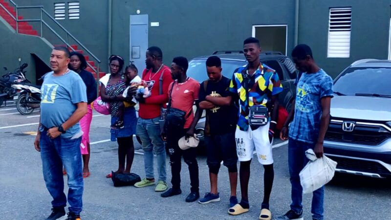 Detienen conductor que transportaba haitianos indocumentados en autobús de pasajeros en San Juan de la Maguana