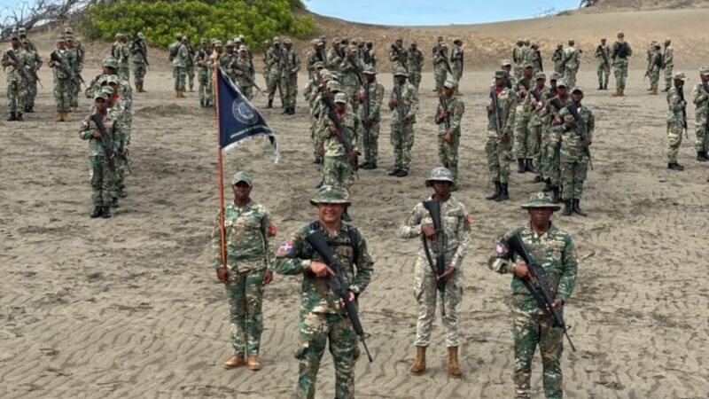 Miembros de la Armada realizan marcha de endurecimiento en Las Dunas de Baní