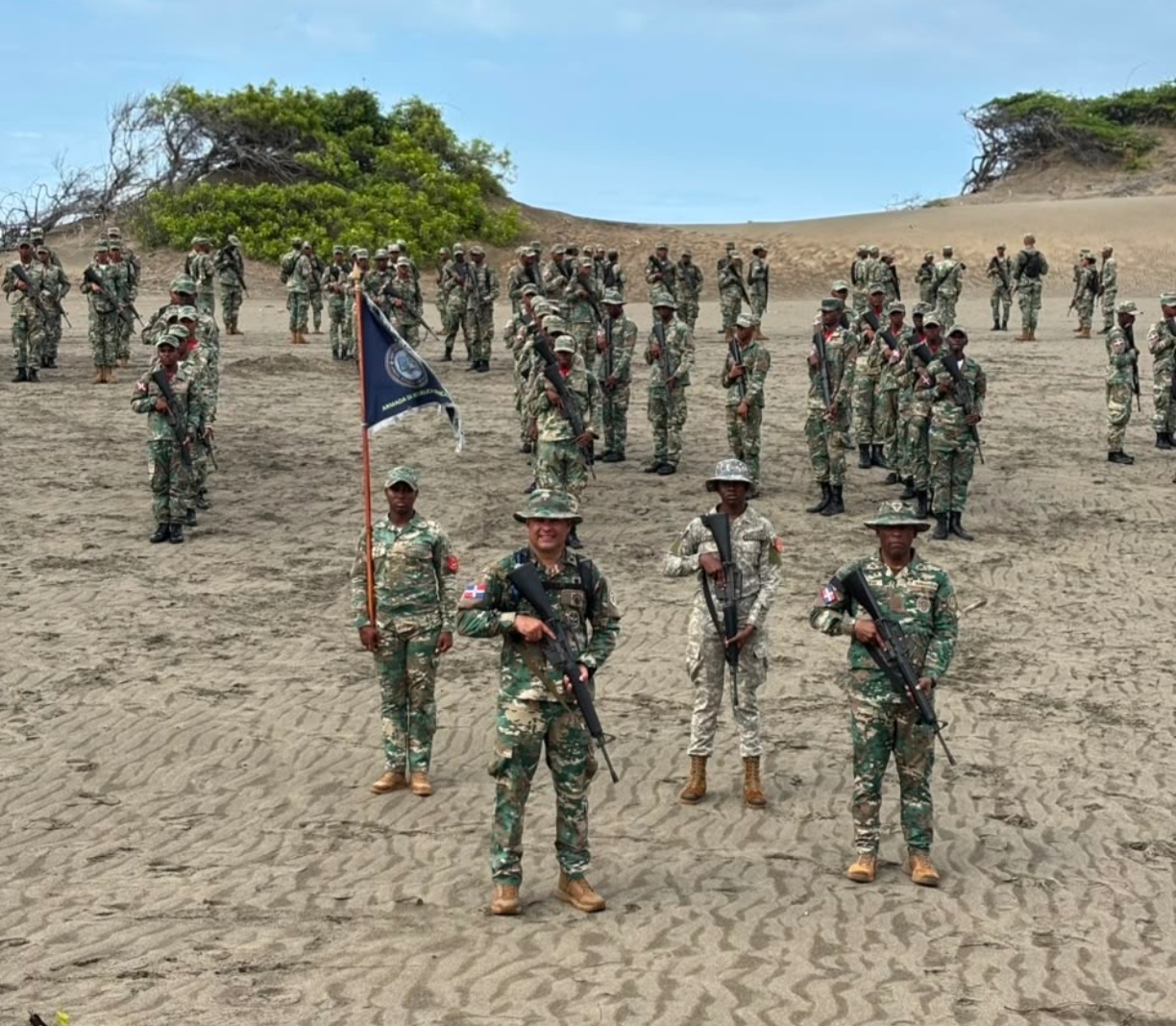 Miembros de la Armada realizan marcha de endurecimiento en Las Dunas de Baní