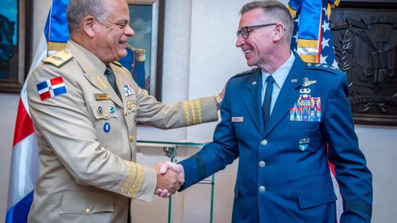 Ministro de Defensa recibe delegación del Comando Sur de los Estados Unidos para fortalecer la cooperación estratégica bilateral