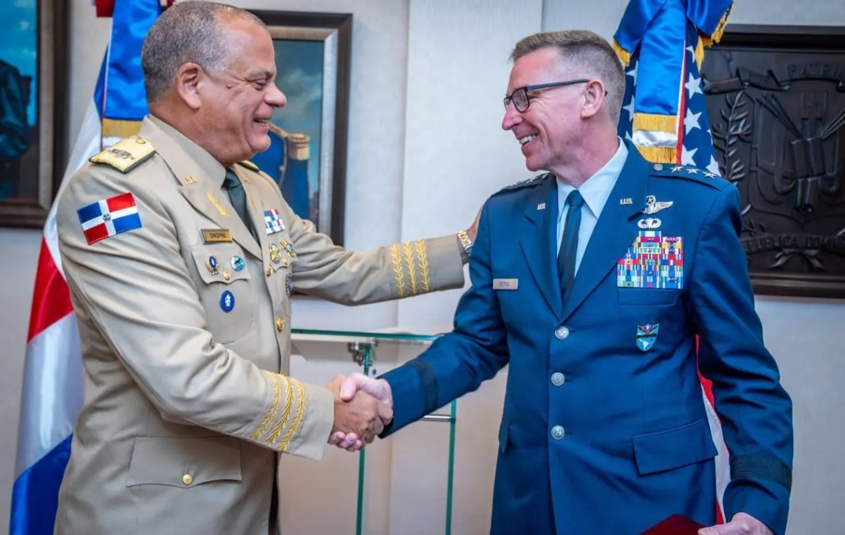 Ministro de Defensa recibe delegación del Comando Sur de los Estados Unidos para fortalecer la cooperación estratégica bilateral