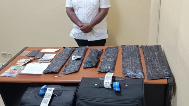 Detienen en el Aeropuerto del Cibao a extranjero con 5.6 kilogramos de presunta cocaína