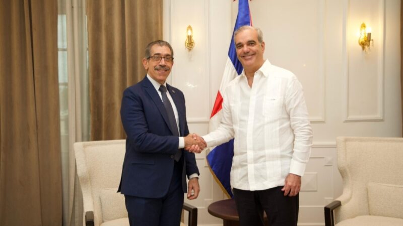 Presidente Abinader recibe al rector electo de la UASD, Jorge Asjana David, en el Palacio Nacional