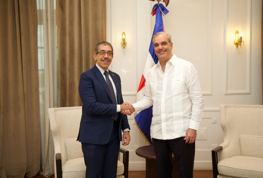 Presidente Abinader recibe al rector electo de la UASD, Jorge Asjana David, en el Palacio Nacional