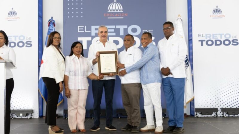 Presidente Abinader inaugura techado escolar en Duvergé que beneficiará a más de 388 estudiantes