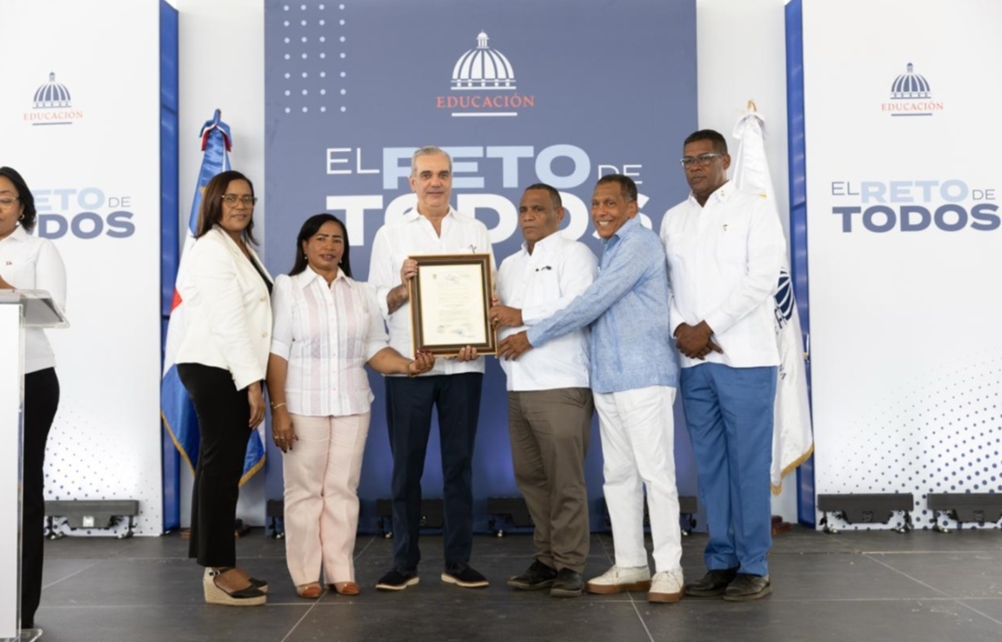 Presidente Abinader inaugura techado escolar en Duvergé que beneficiará a más de 388 estudiantes
