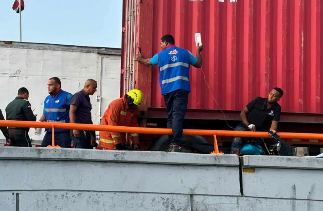 Motociclista queda atrapado entre una patana y un muro tras intentar rebasar