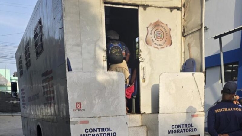 Ministerio Público y Dirección General de Migración arrestan inspector migratorio que exigió un soborno de RD$100 mil a mujer