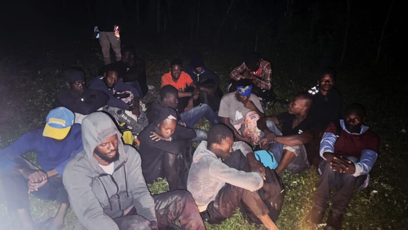 Patrullas del Ejército y unidades de drones detectan y detienen a 70 haitianos indocumentados en Dajabón