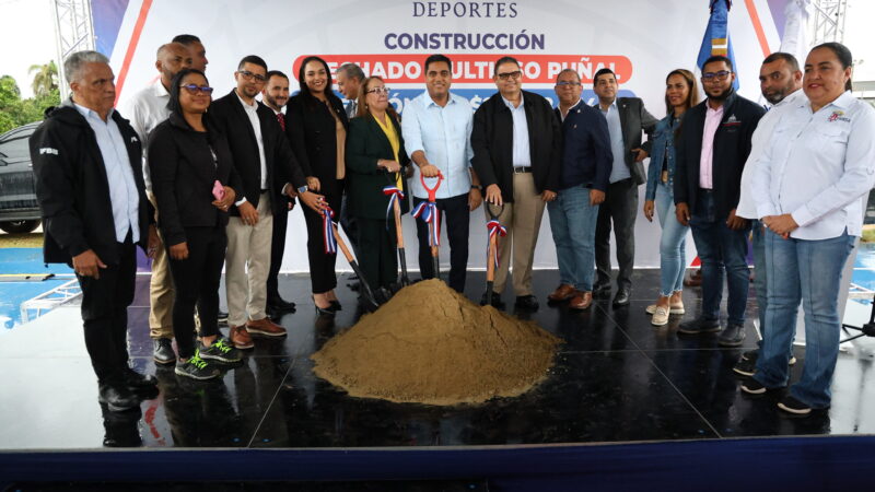 Ministro Kelvin Cruz inicia trabajos de construcción del multiuso del municipio Puñal
