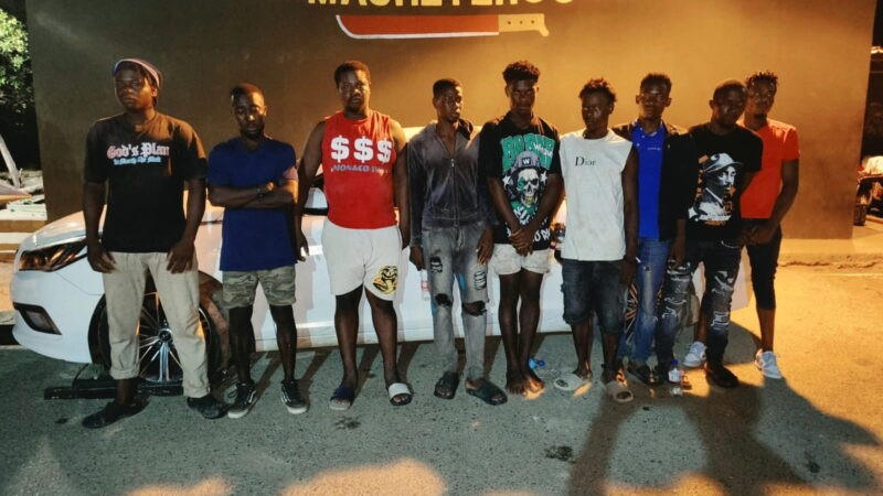 Soldados del ERD interceptan dos vehículos utilizados para transportar migrantes irregulares en Valverde