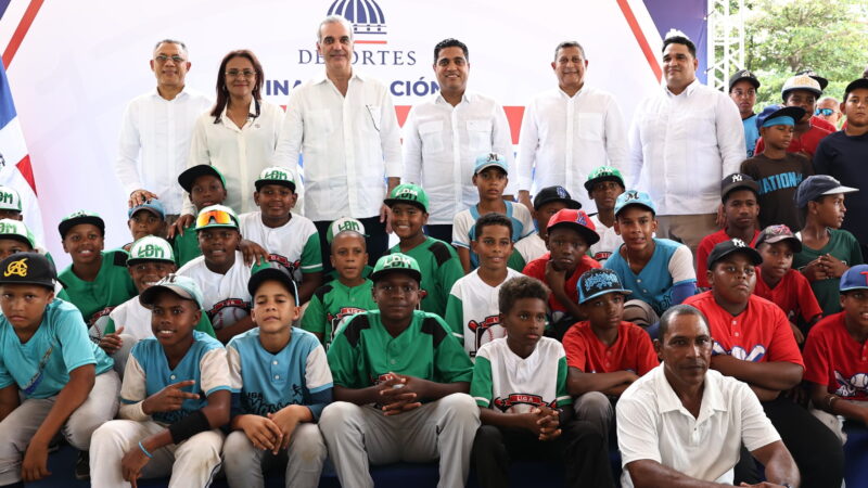 Presidente Luis Abinader y ministro Kelvin Cruz entregan remozado estadio de béisbol en Samaná