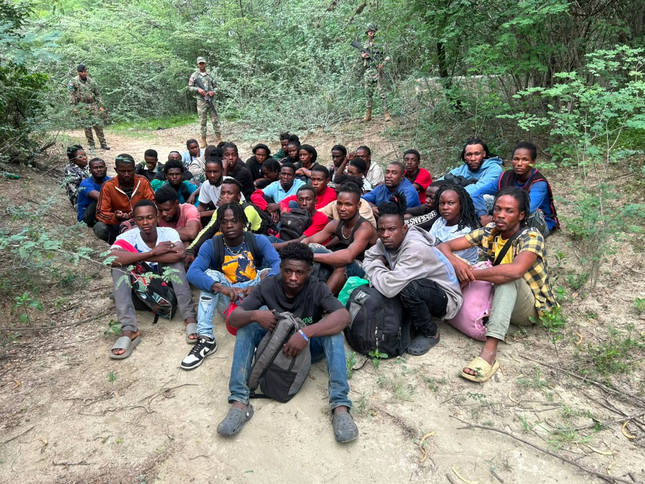 En intervenciones apoyadas con unidades de drones Ejército detiene a 82 haitianos indocumentados en Dajabón y Valverde