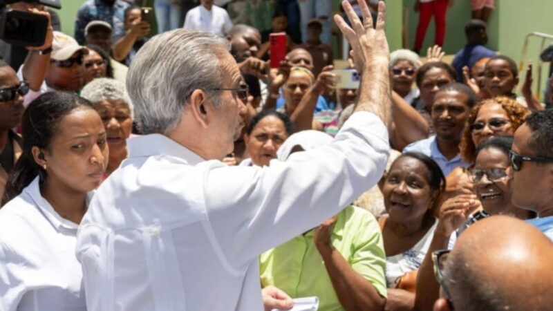 Presidente Luis Abinader es recibido con entusiasmo por comunitarios durante visita a Samaná