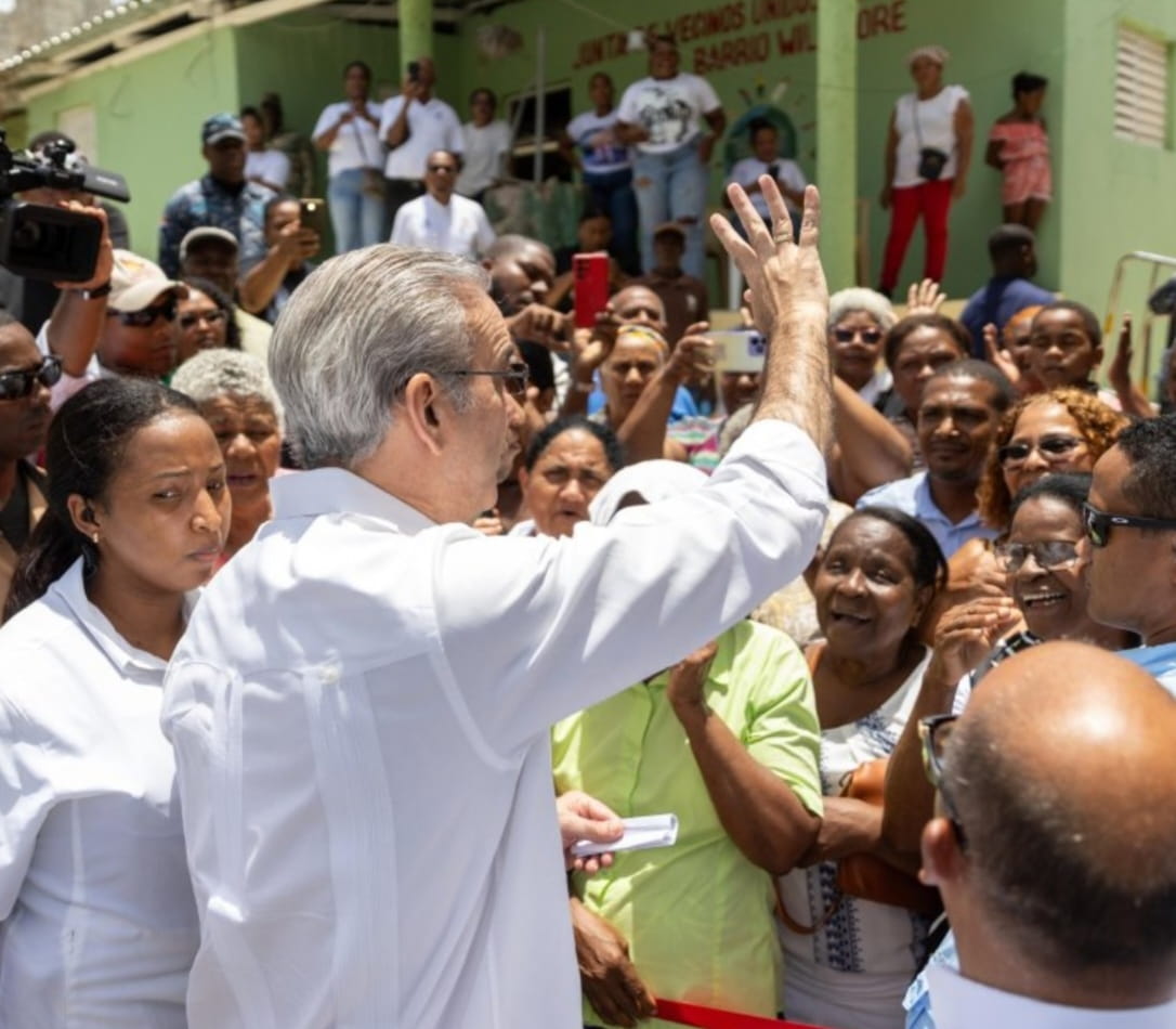 Presidente Luis Abinader es recibido con entusiasmo por comunitarios durante visita a Samaná