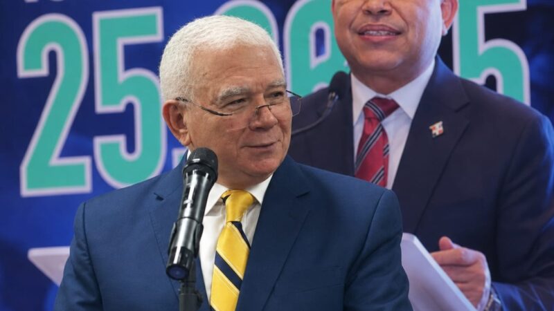 Tomás Hernández Alberto felicita al Dr. Julio César Landrón por los resultados alcanzados en el SNS