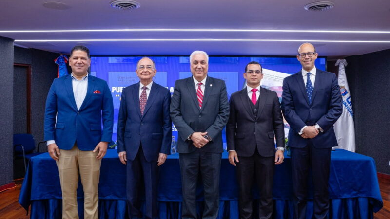 El economista Opinio Alvarez Betancourt presenta obra que recoge 40 años de pensamiento económico dominicano en la Universidad APEC