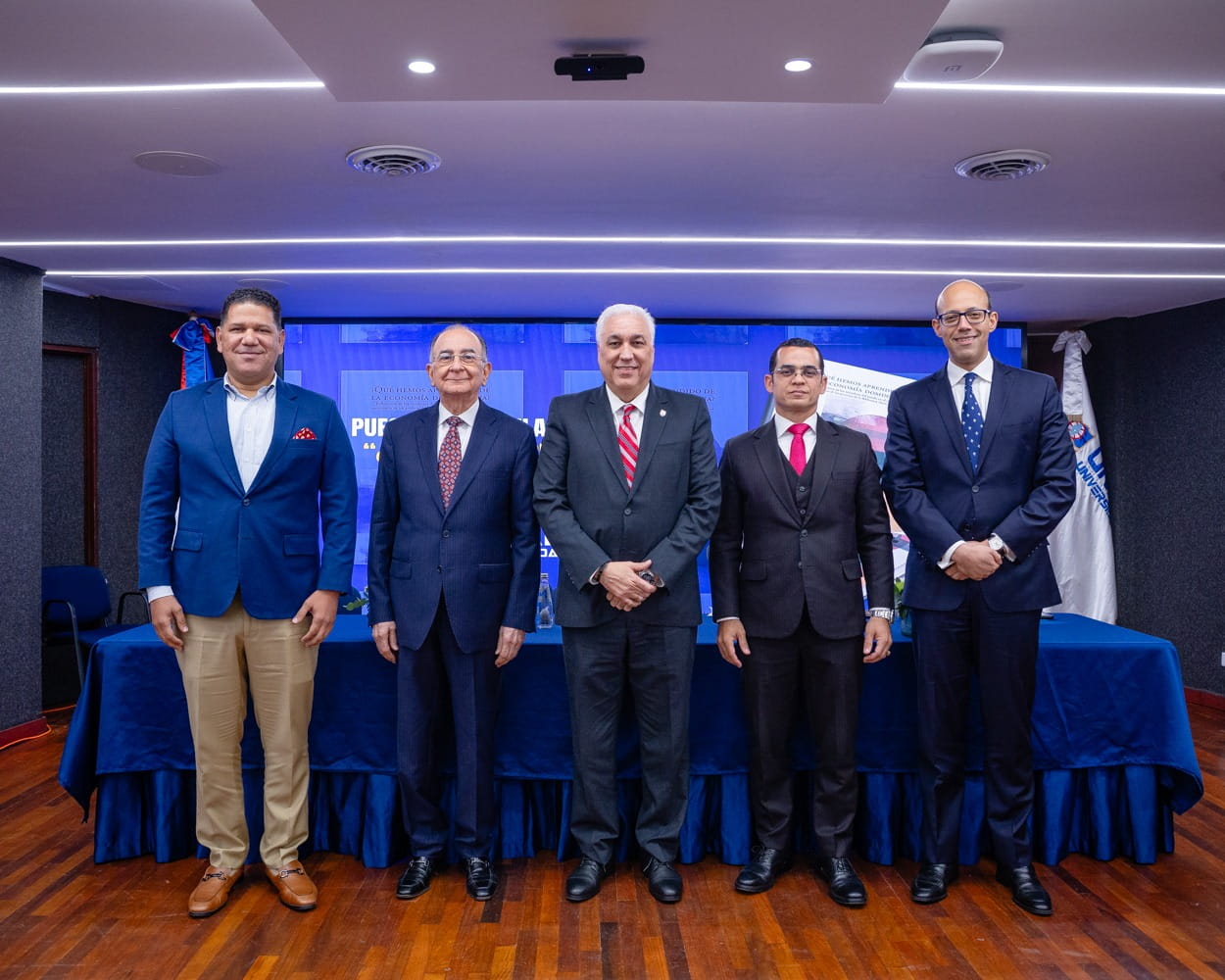 El economista Opinio Alvarez Betancourt presenta obra que recoge 40 años de pensamiento económico dominicano en la Universidad APEC