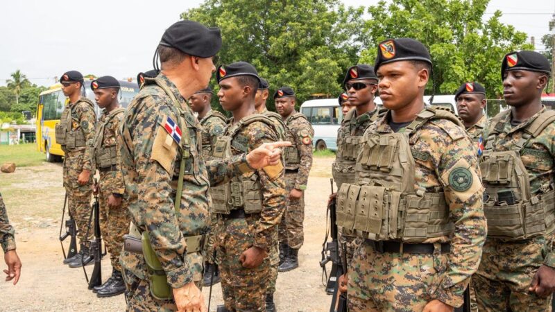 Comandante del Ejército supervisa destacamentos y puestos fronterizos en Elías Piña