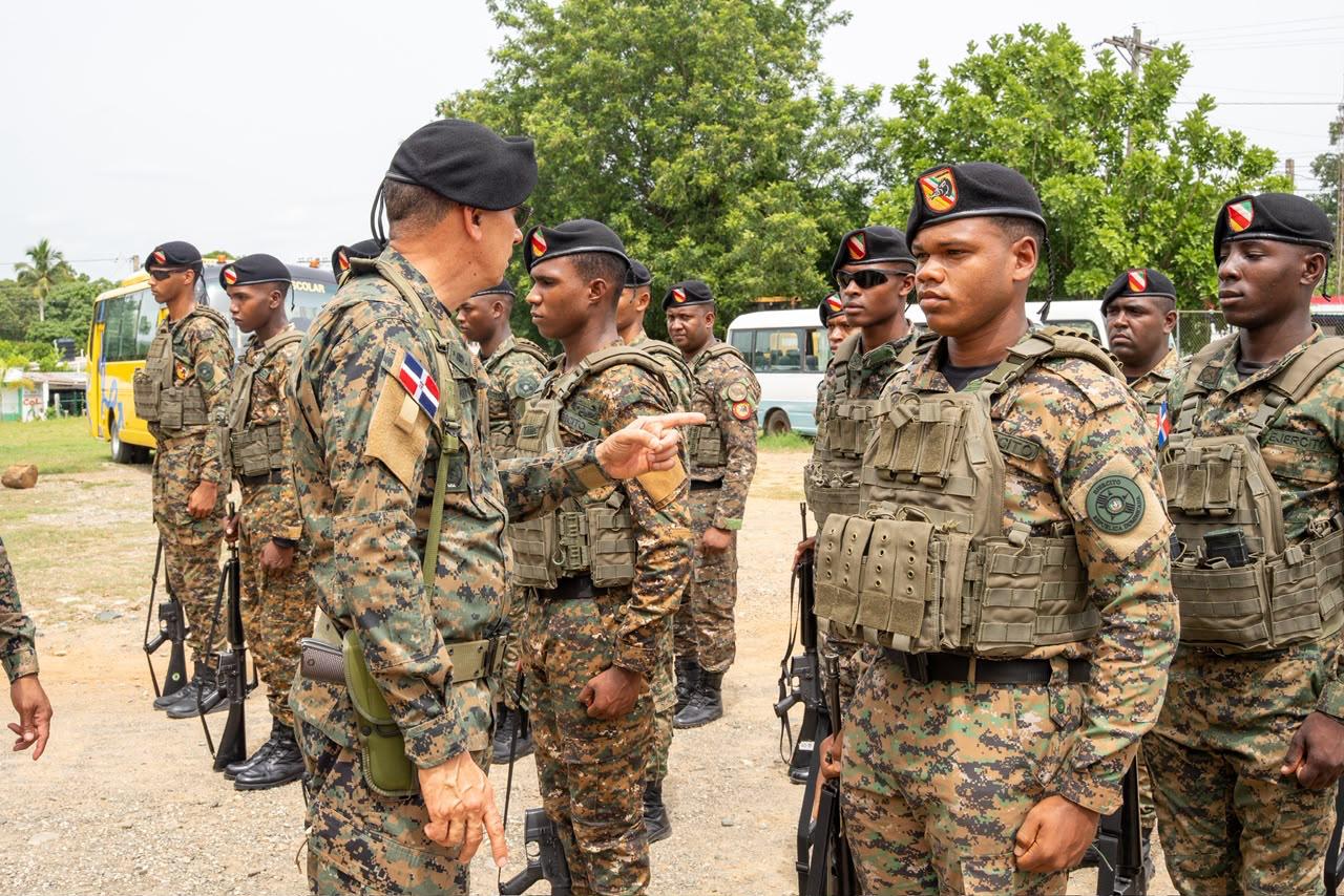 Comandante del Ejército supervisa destacamentos y puestos fronterizos en Elías Piña