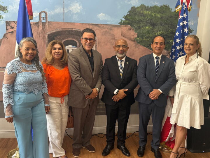 Tony Cortés y Mabel Toledo reciben distinción del Consulado General de la República Dominicana en Miami