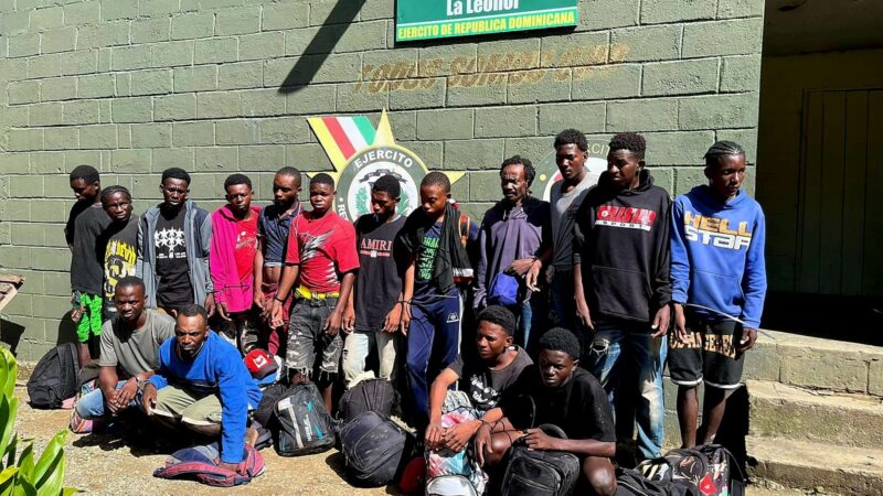 Patrullas del Ejército interceptan a 54 migrantes indocumentados en Montecristi y Santiago Rodríguez