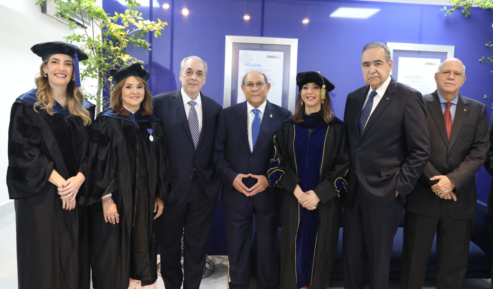 Ministro Rafael Santos Badía asiste a la XXV Graduación Ordinaria de UNIBE