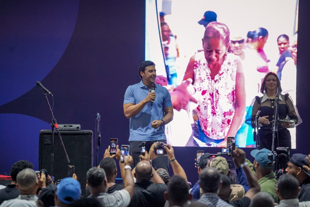 ¡Histórico! Raymond Rodríguez sorprende a más de 750 padres del Distrito Nacional con una multitudinaria celebración por adelantado de su día
