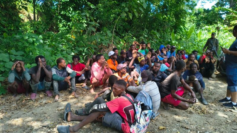 Patrullas del Ejército interceptan a un grupo de 49 haitianos indocumentados en caminos vecinales de Esperanza