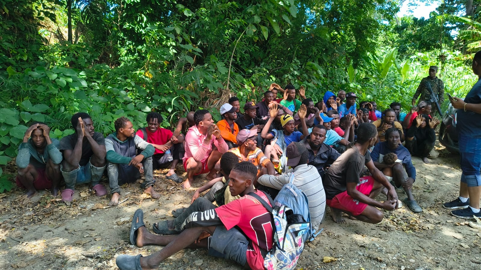 Patrullas del Ejército interceptan a un grupo de 49 haitianos indocumentados en caminos vecinales de Esperanza