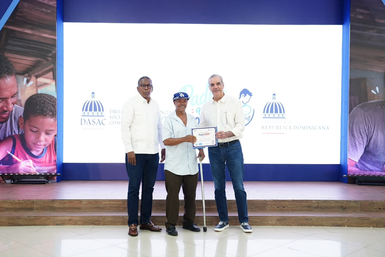 Presidente Abinader encabeza reconocimiento a miles de padres dominicanos en jornada de DASAC “Padres que Protegen”