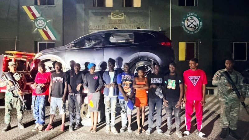 Ejército detiene a 10 haitianos indocumentados tras persecución de vehículo en Dajabón