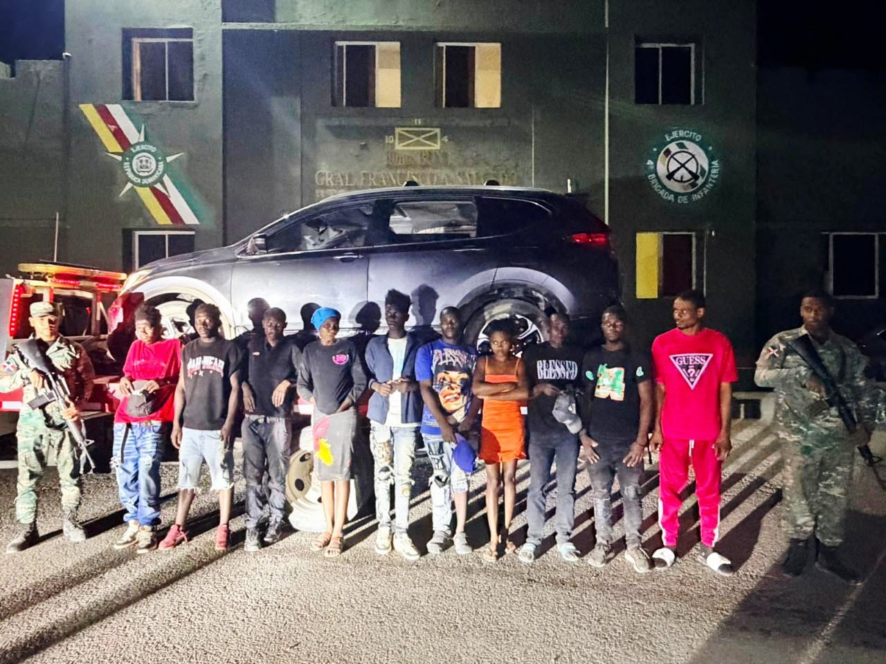 Ejército detiene a 10 haitianos indocumentados tras persecución de vehículo en Dajabón
