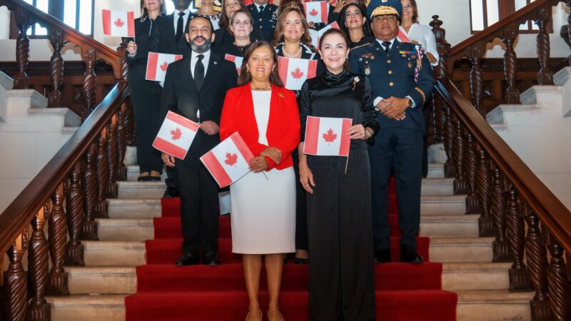 Carolina Mejía y embajadora Jacqueline DeLima encabezan acto por el Día de Canadá