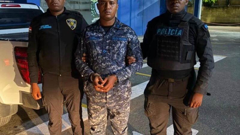 Policía Nacional entrega a la justicia al agente involucrado en la muerte de joven en sector de Herrera