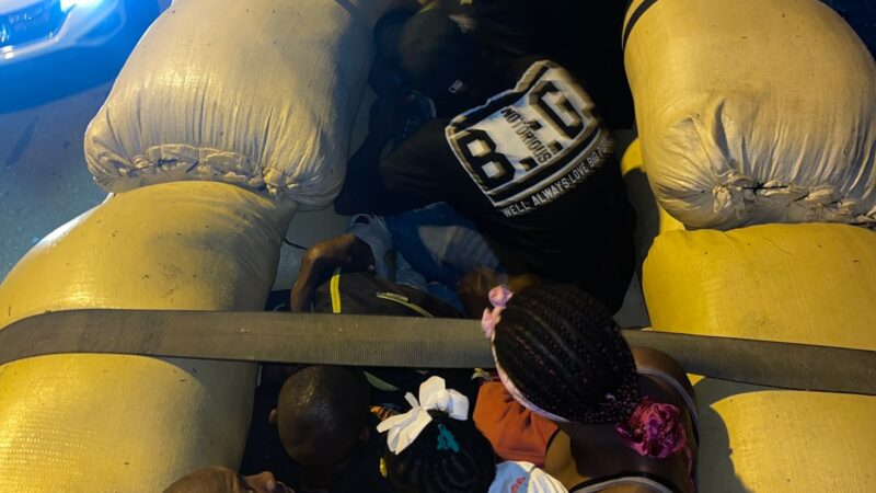 Ejército descubre a 10 haitianos indocumentados ocultos en una carga de arroz en camión interceptado en Montecristi