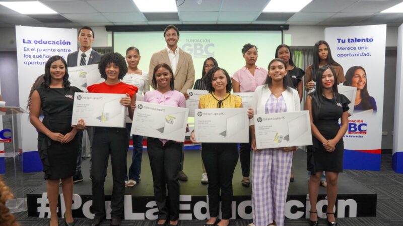 Raymond Rodríguez entrega laptops a 56 estudiantes meritorios mediante la Fundación GBC