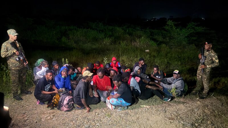 Ejército detiene a 28 extranjeros indocumentados en Dajabón