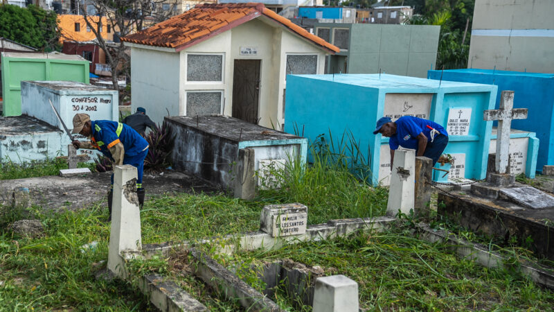 Alcaldía reacondiciona cementerios de la capital por el Día de los Padres
