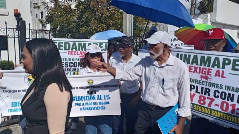 Maestros Pensionados y Jubilados Realizan Piquete Frente al INABIMA