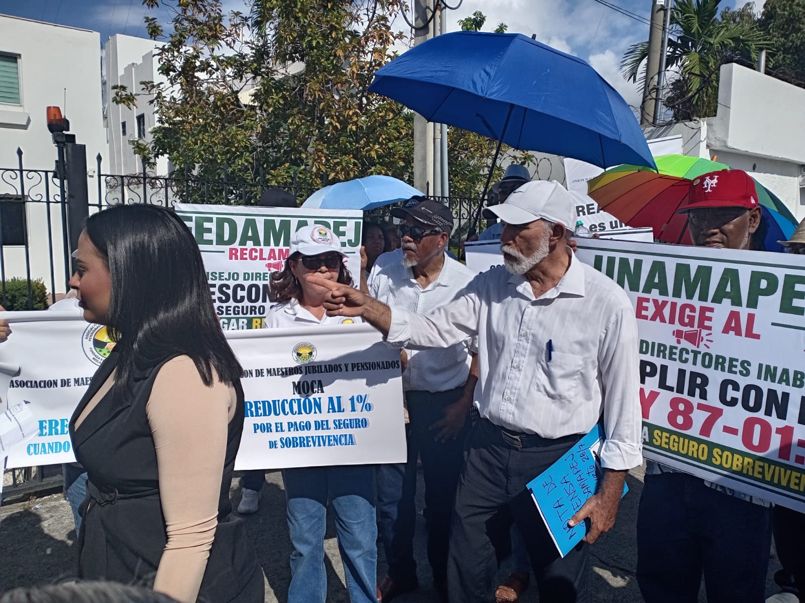 Maestros Pensionados y Jubilados Realizan Piquete Frente al INABIMA