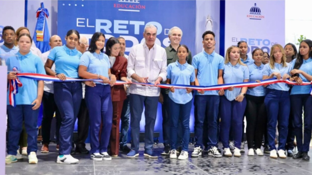 Presidente inaugura techado del Centro Educativo Luis José Antoine en Montecristi
