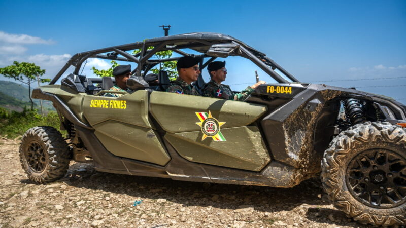 Comandante del Ejército supervisa unidades, entrega tres puestos fronterizos y pone en funcionamiento nuevo helipuerto en la Sierra de Bahoruco